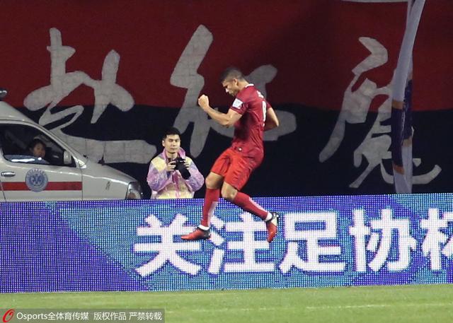 平时眼高于顶、谁都不放在眼里、谁都敢顶撞几句的她，唯独不敢忤逆老爷子的意思。